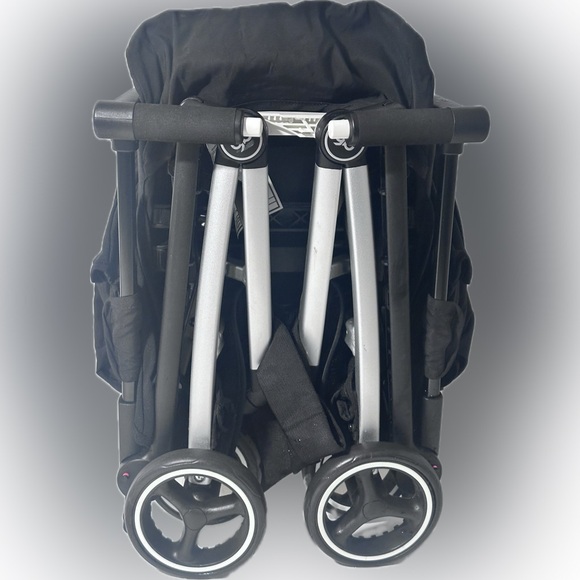 Compact Black Stroller - Picture 5 of 7